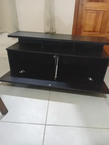 Rack preto para sala, com porta "push to open"