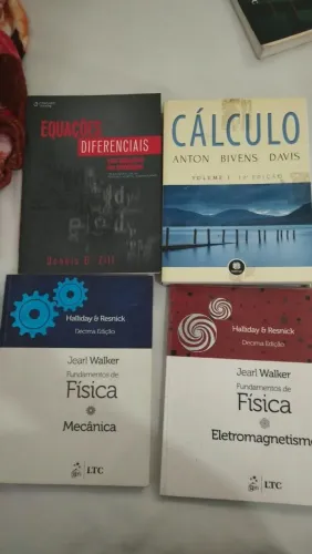 Livros de física e Cálculo