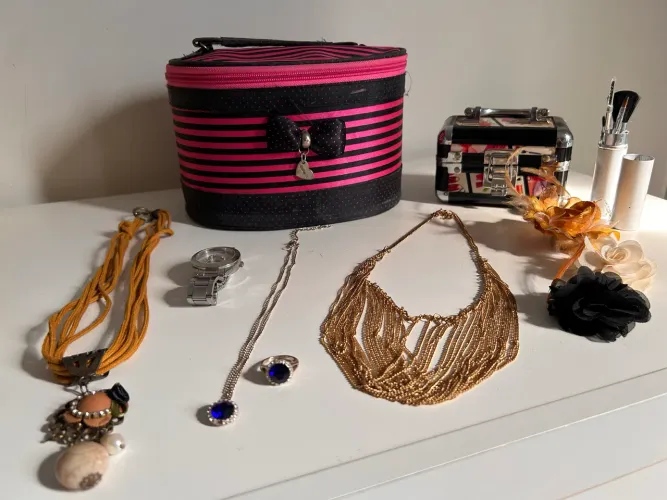Kit feminino (colares + relógio + itens de maquiagem)