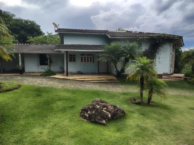 PEDRA BONITA 2800m2 CASA COM 03 QUARTOS 3 SUÍTE SALA COZINHA 2 CHALES DE MADEIRA POMAR