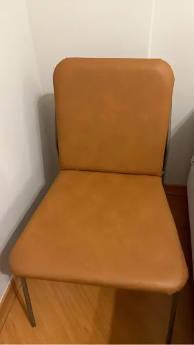 Vendo 4 cadeiras em couríssimo semi novas. Lindíssimas e super resistentes.
