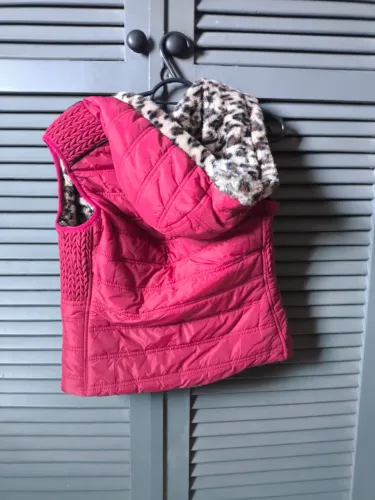 Colete com touca e bolsos frente e versa novo