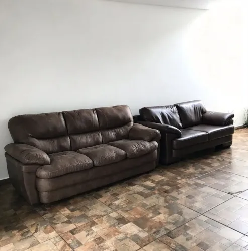 Sofás em Couro Macio ou Firme Semi novo<br>