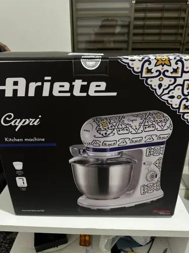 Batedeira planetária Ariete Capri 5,5L na caixa