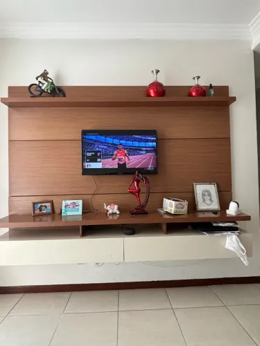 Um painel de tv e uma Tv 32 polegadas.