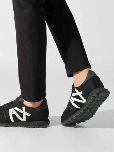 tênis Armani Exchange com o logo A|X contrastante na lateral