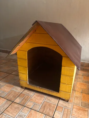 Casinha de cachorro n4 em madeira com telhado coberto de lata pintada