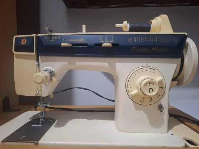 Máquina Singer facilita Master 