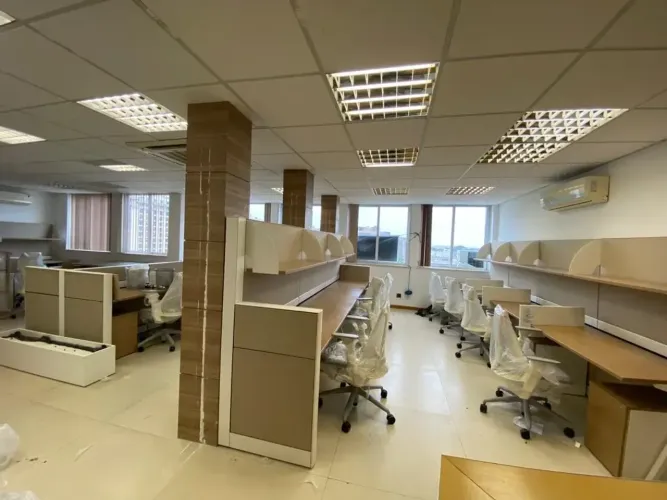 Andar comercial MOBILIADO com 300 m² quadrados na Av. Churchill