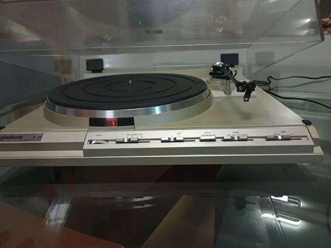Toca discos Gradiente D-35.