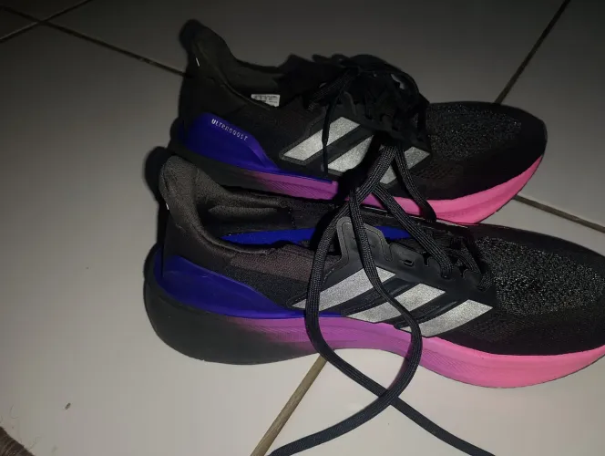 Vendo tênis ultrabost Adidas pontuação 44 original, nunca usado ! Pequeno defeito!
