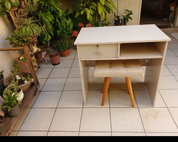 Mesa com banquetinha e chave