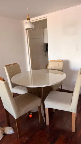 Mesa de Jantar Redonda com 4 Cadeiras - Oportunidade