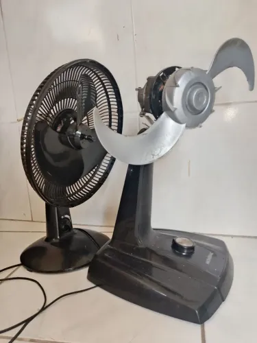 Vende-se dois ventiladores para proveito de peças por R$50