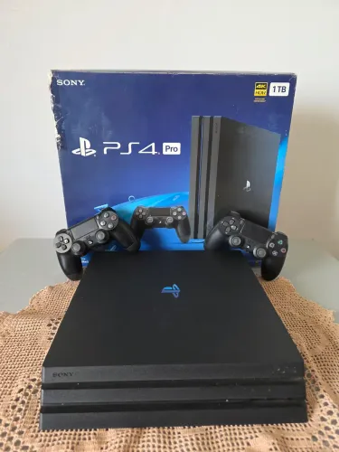 PS4 Pro 1TB Desbloqueado (9.00) - Modelo 7215B + 2 Controles + Caixa