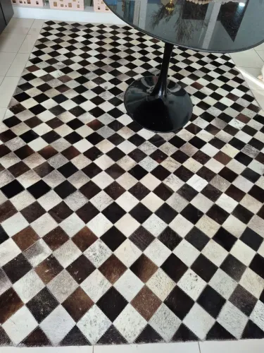 Lindo tapete em couro bovino