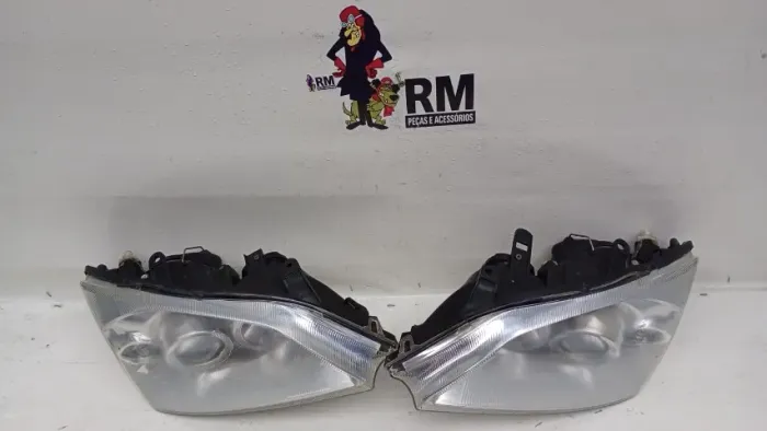Par De Farol Astra Robocop 2003 A 2011 Original 