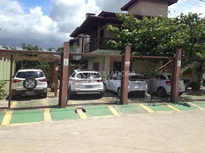 Casa de dois dormitórios e outra casa de três dormitórios, todas as unidades com churrasqu