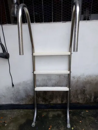 Escada de piscina 