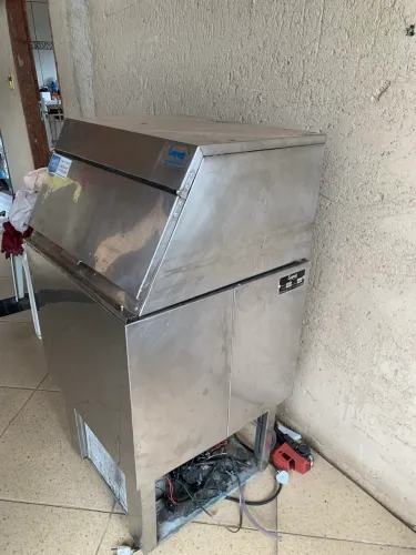 Vendo máquina de gelo Evereste 75A , precisa fazer substituição do compressor!
