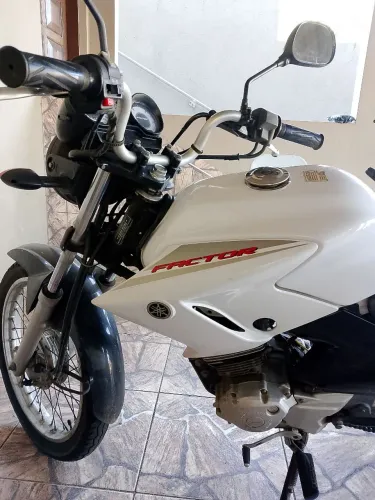 Moto 2015 de procedência único dono conservada documento em dia econômica e bem cuidada.
