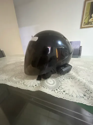 Capacete preto com intercomunicador