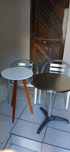 Vende mesa e cadeiras de alumínio