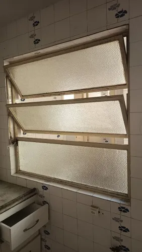 Janela de ferro com vidro retrô