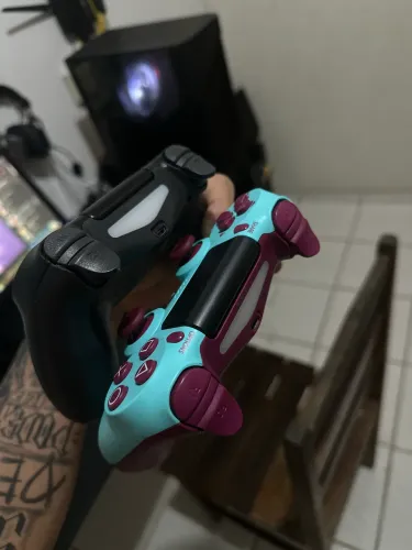 2 controles ps4 sem detalhes