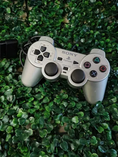Controle Prata PlayStation 2 | Em perfeito estado