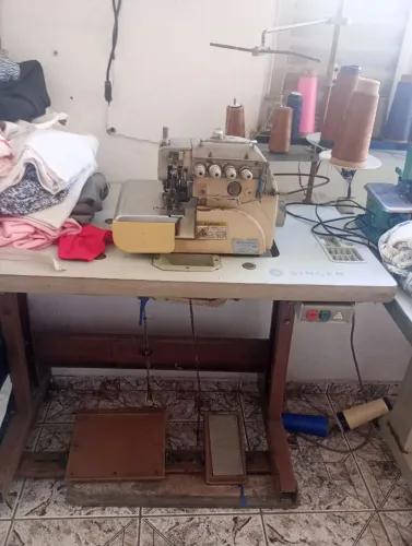 Máquina de costura industrial overlok ponto cadeia 