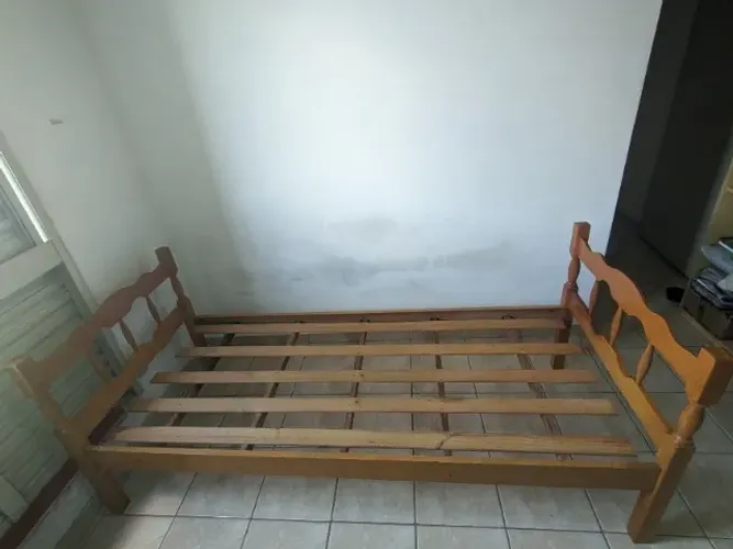 Cama de solteiro de madeira