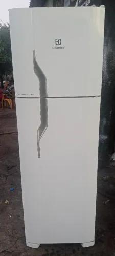 Vendo Geladeira marca Electrolux Frost Free 261 Litros Completa Semi Nova