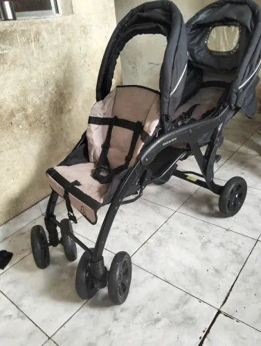 Carrinho de Gêmeos e bebe conforto.