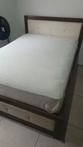 Cama de casal com colchão em bom estado de conservação.
