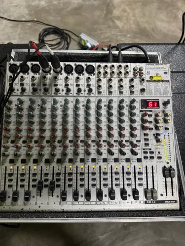 Mesa de som behringer ub2222fx pro 16 canais 3 auxiliares C/case