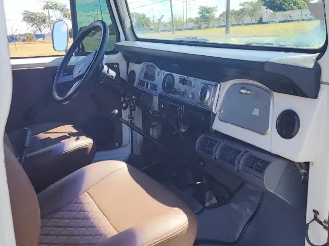 Toyota Band.Jipe Cap.de Aço Chas. Curto Diesel 1988
