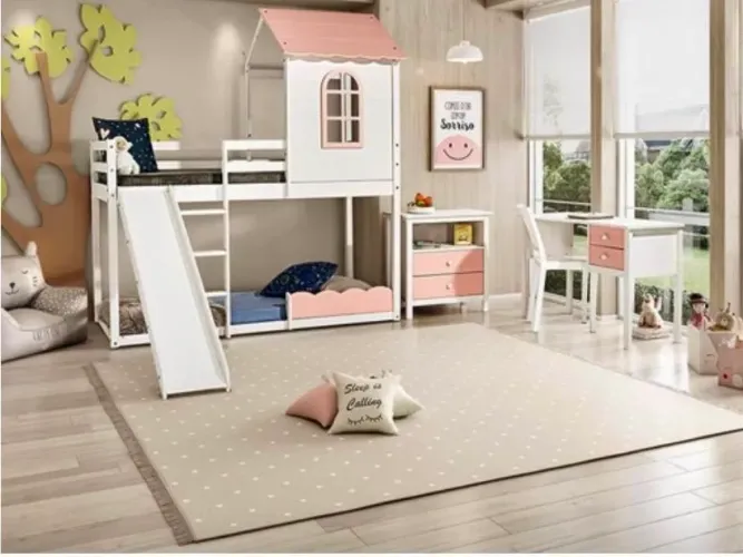Quarto montessoriano branco e rosa: beliche, escorrega, mesa de cabeceira e escrivaninha.