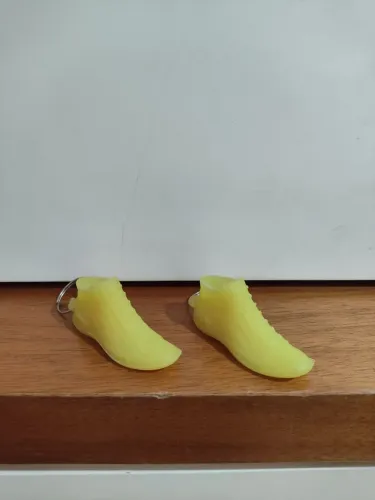 Kit dois chaveiros 3d de sneakers de borracha cor neon