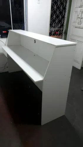 Balcão de atendimento com 1 gaveta caixa.