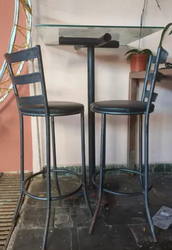 Bistro com tampo de vidro e duas banquetas