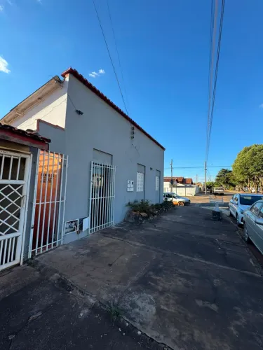 Casa de esquina avenida e casa na rua