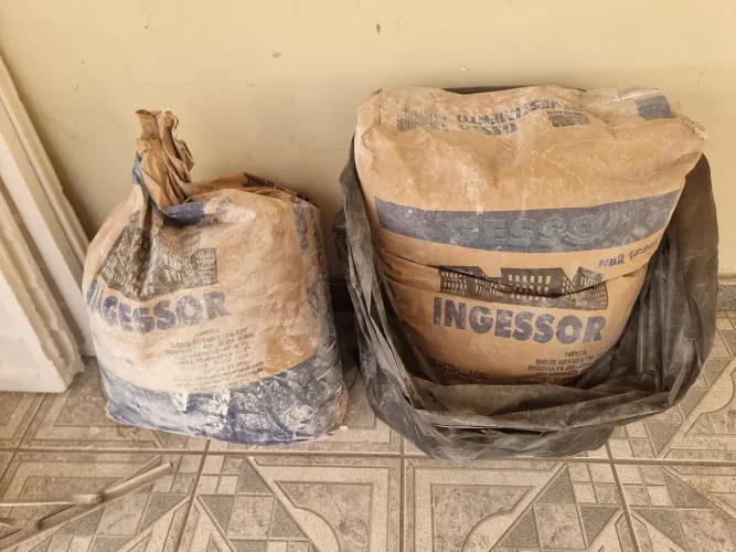 Saco de gesso novo 1 saco de 40kg e outro meio