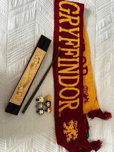Varinha interativa Hermione Granger, Cachecol Grifinoria e mini funkos Harry Potter