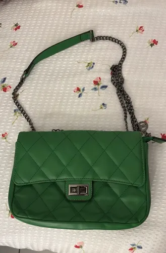 Bolsa Duke Moda matelassê verde com corrente<br>Preço: R$ 60