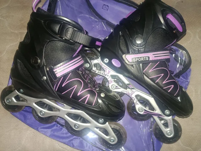 Patins infantil ajustável ,preto e lilás .
