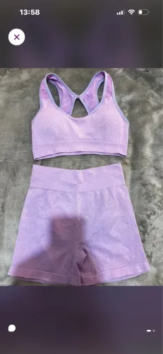 Conjunto fitness de top e shorts roxo