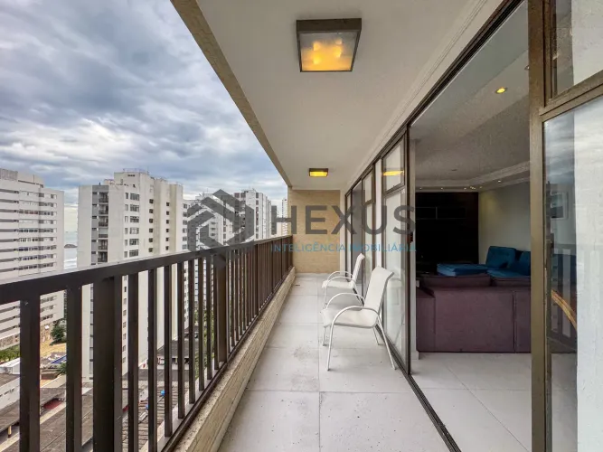 Apartamento reformado com varanda vista mar a 300m da praia nas Pitangueiras, Guarujá