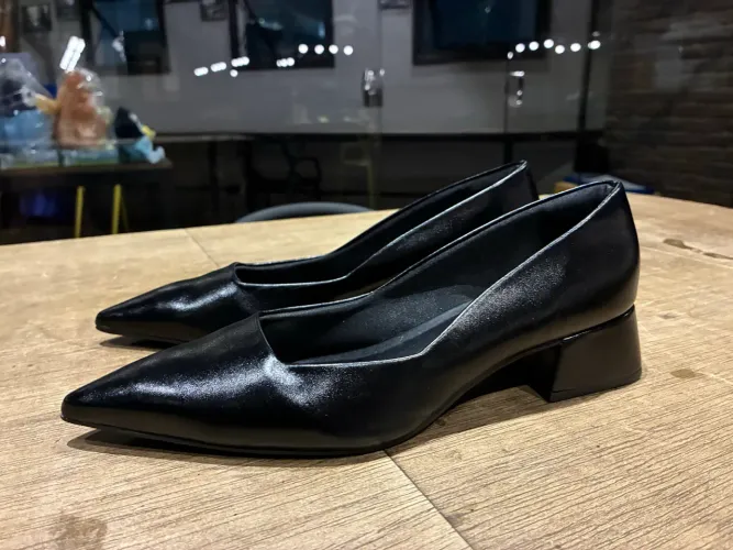 Scarpin Preto Feminino Bico Fino Salto Baixo Grosso