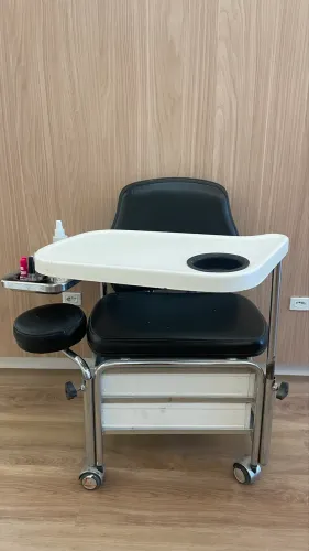 Cadeira para manicure preta e branca Haisan